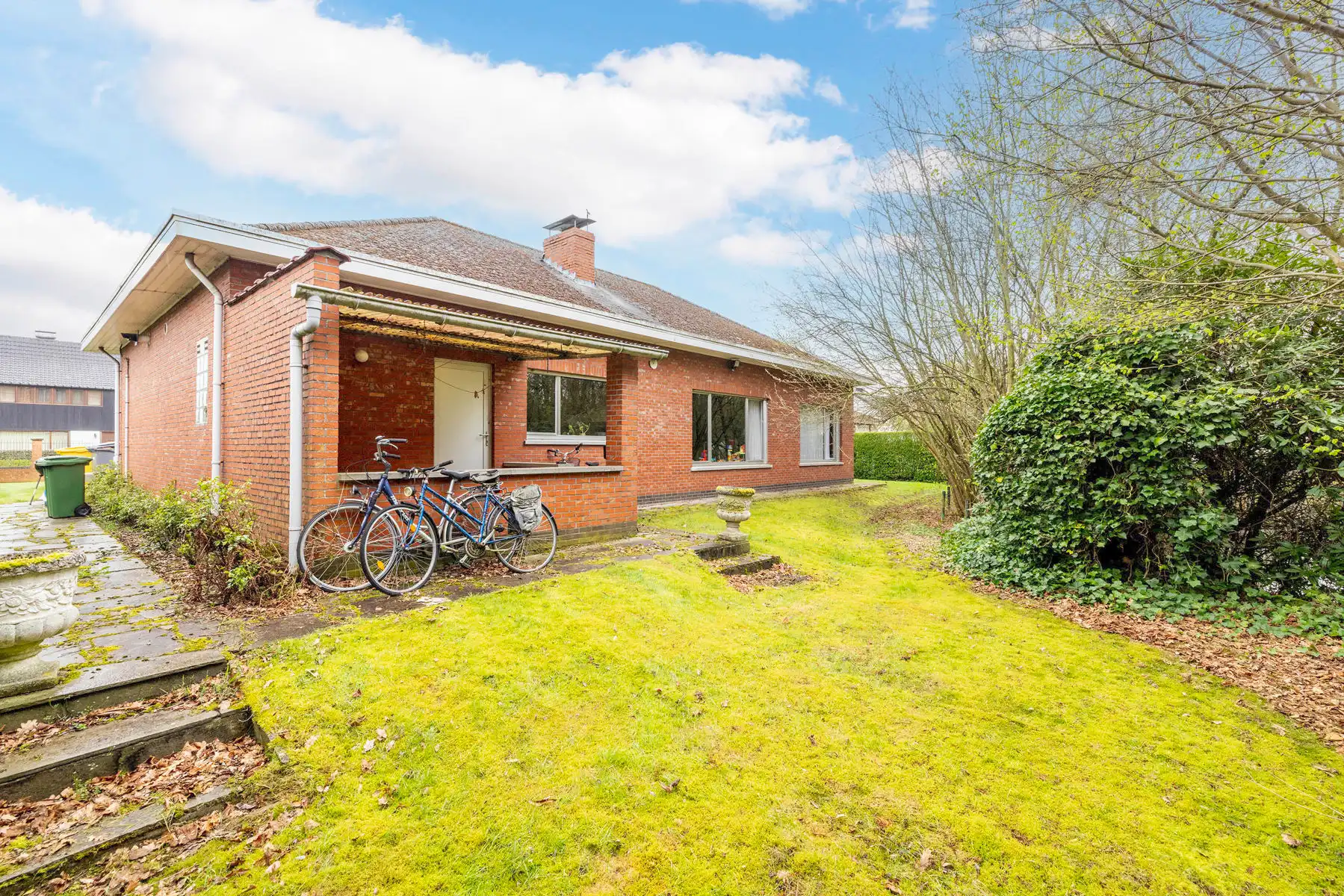 Rustig gelegen te renoveren woning met 2 slp op mooi perceel foto 4