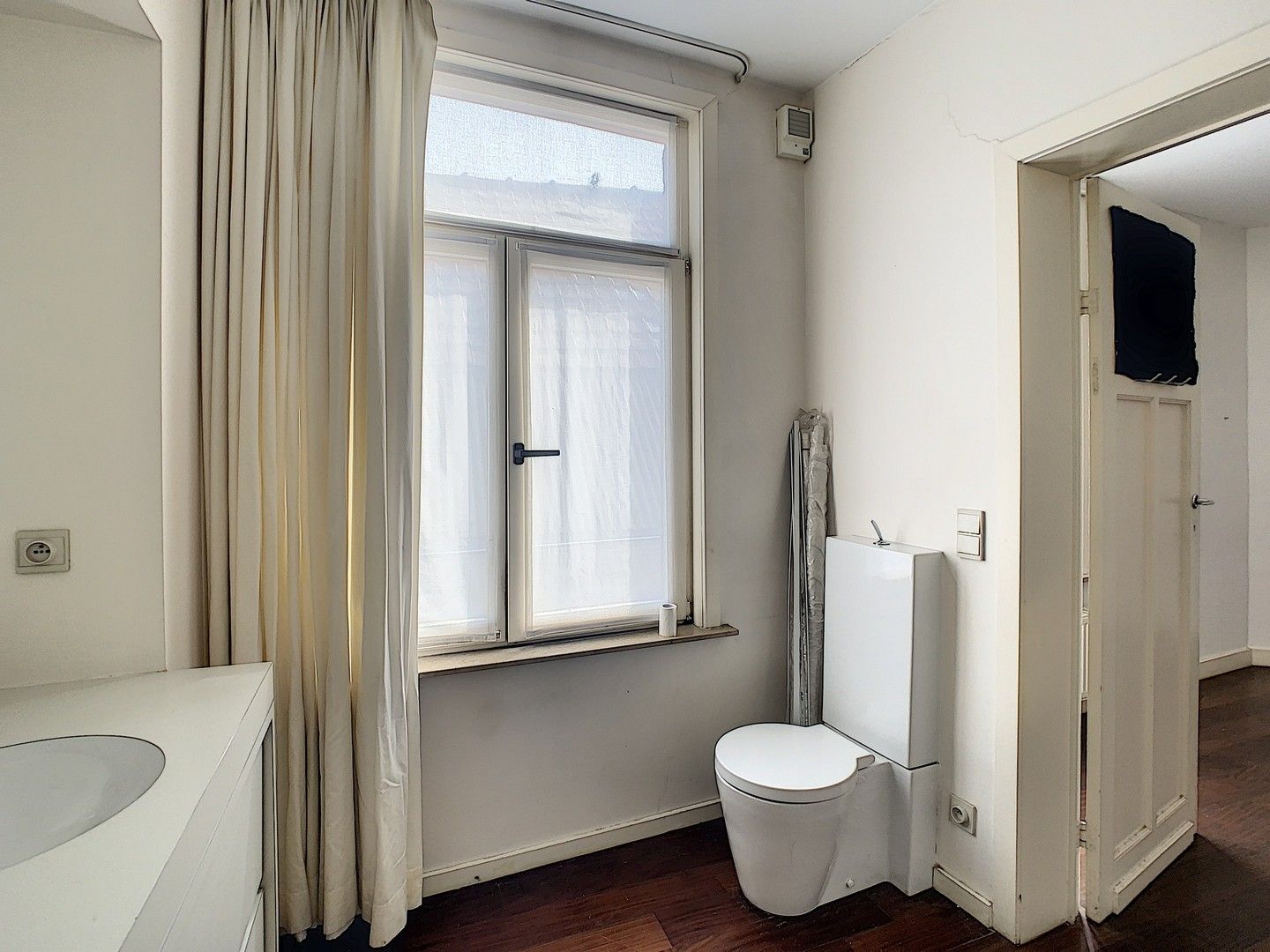 Welgelegen handelspand met ruim appartement. foto 12