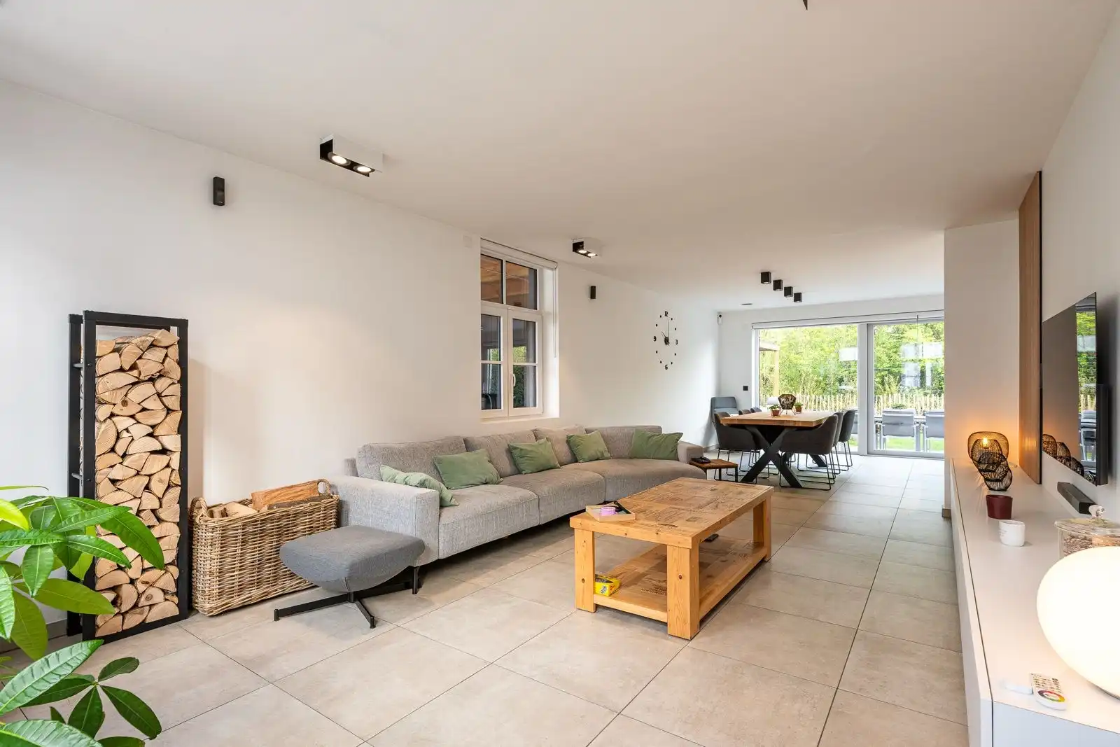 Recente woning met parking en tuin te Moerkerke-Damme foto 2