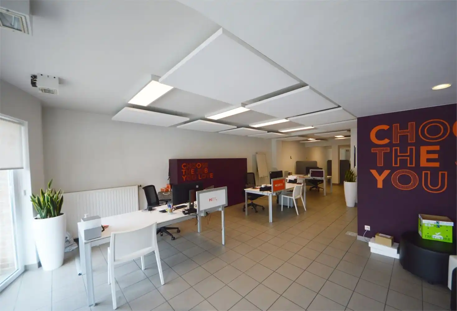 INSTAPKLAAR GELIJKVLOERS INCL. 3 PRIVE PARKINGS NABIJ E40 EN PARKLAAN foto 10