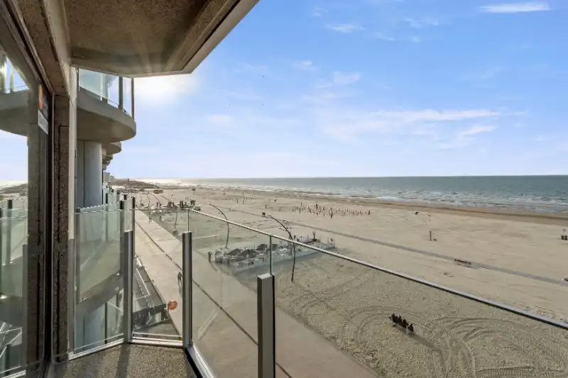 APPARTEMENT MET DRIE SLAAPKAMERS MET FRONTAAL ZEEZICHT GELEGEN TUSSEN DE ESPLANADE EN DE ZEELAAN foto 15