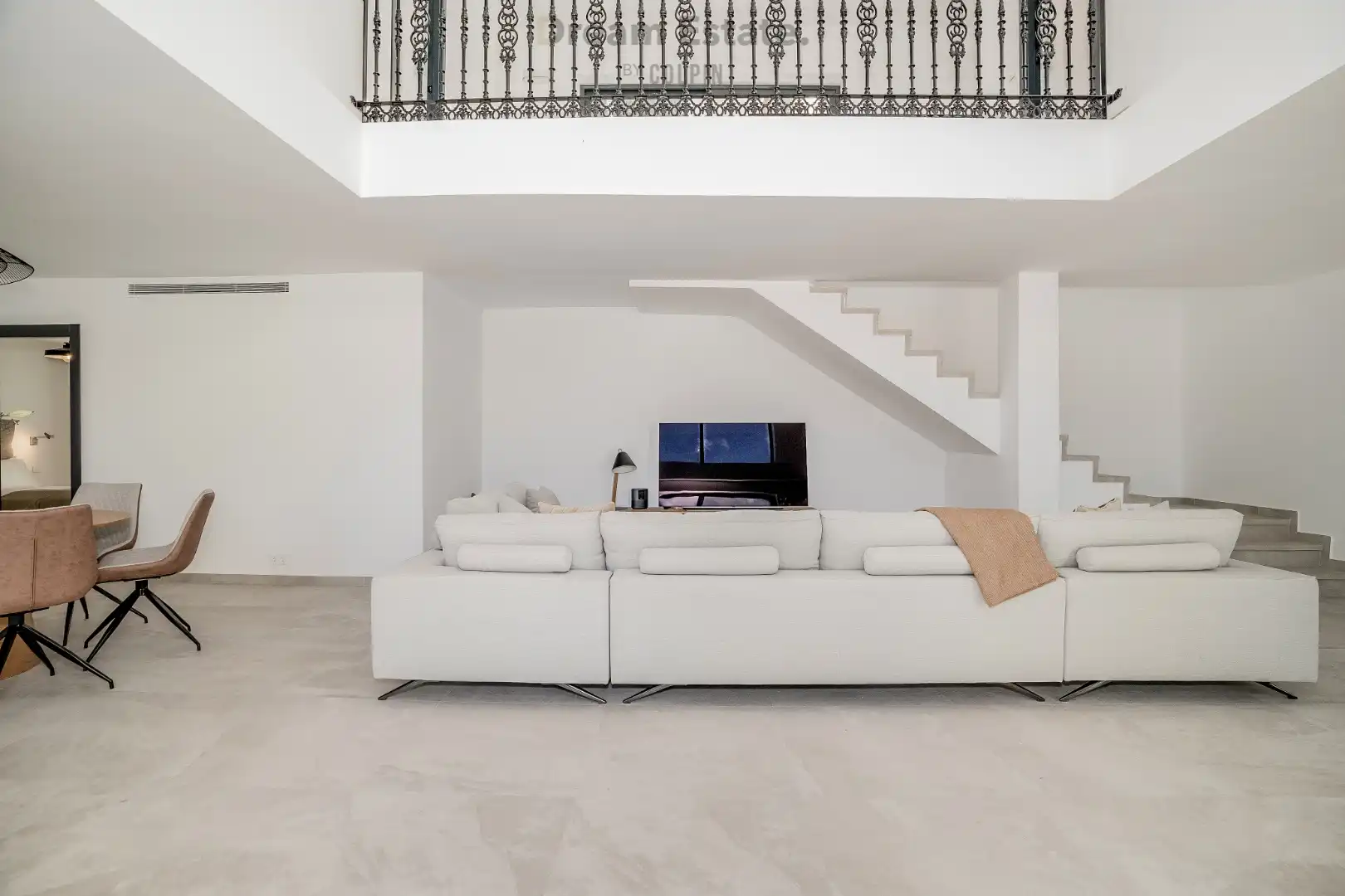 Een moderne familie villa te El Paraiso, Benahavis, New Golden Mile foto 5