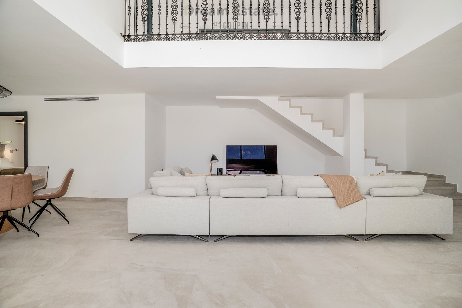 Een moderne familie villa te El Paraiso, Benahavis, New Golden Mile foto 5