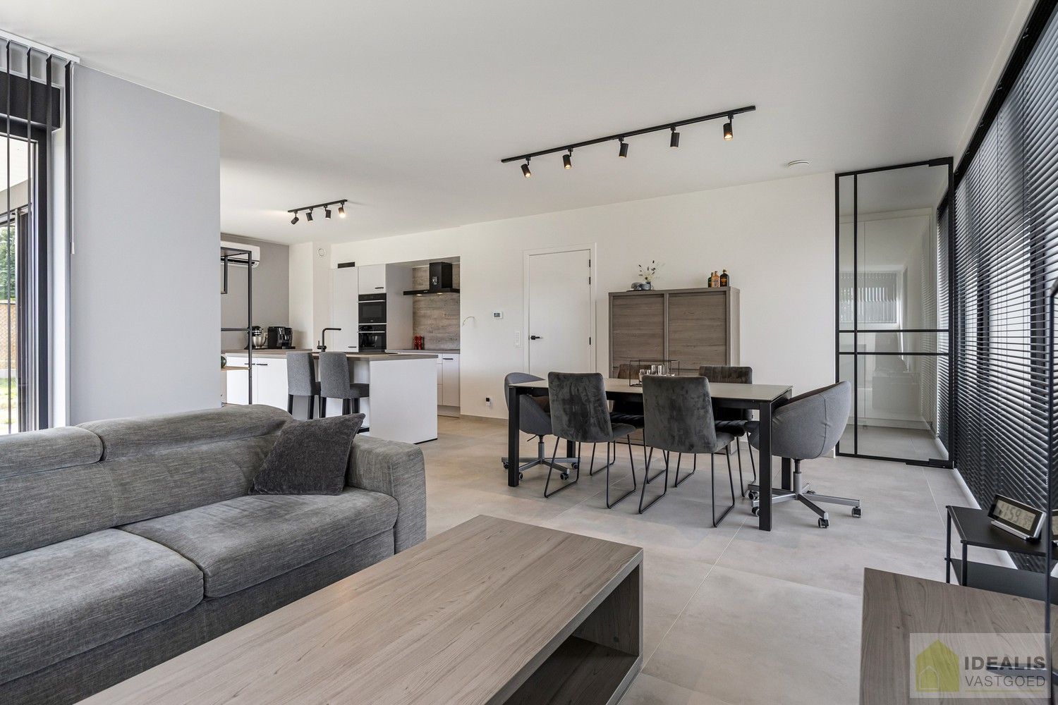 PRACHTIGE NIEUWBOUWWONING MET EEN HEERLIJK LICHTRIJKE WOONKAMER MET OPEN KEUKEN, RUIME BERGING, BUREEL, 3 SLAAPKAMERS, RUIME DRESSING EN RUIME BADKAMER VOORZIEN VAN ALLE COMFORT! EEN HEERLIJK RUIM HUIS MET EEN NAAR WENS AAN TE LEGGEN TUIN, OP EEN GEGEERDE LOCATIE NABIJ HET CENTRUM VAN PEER! foto 16
