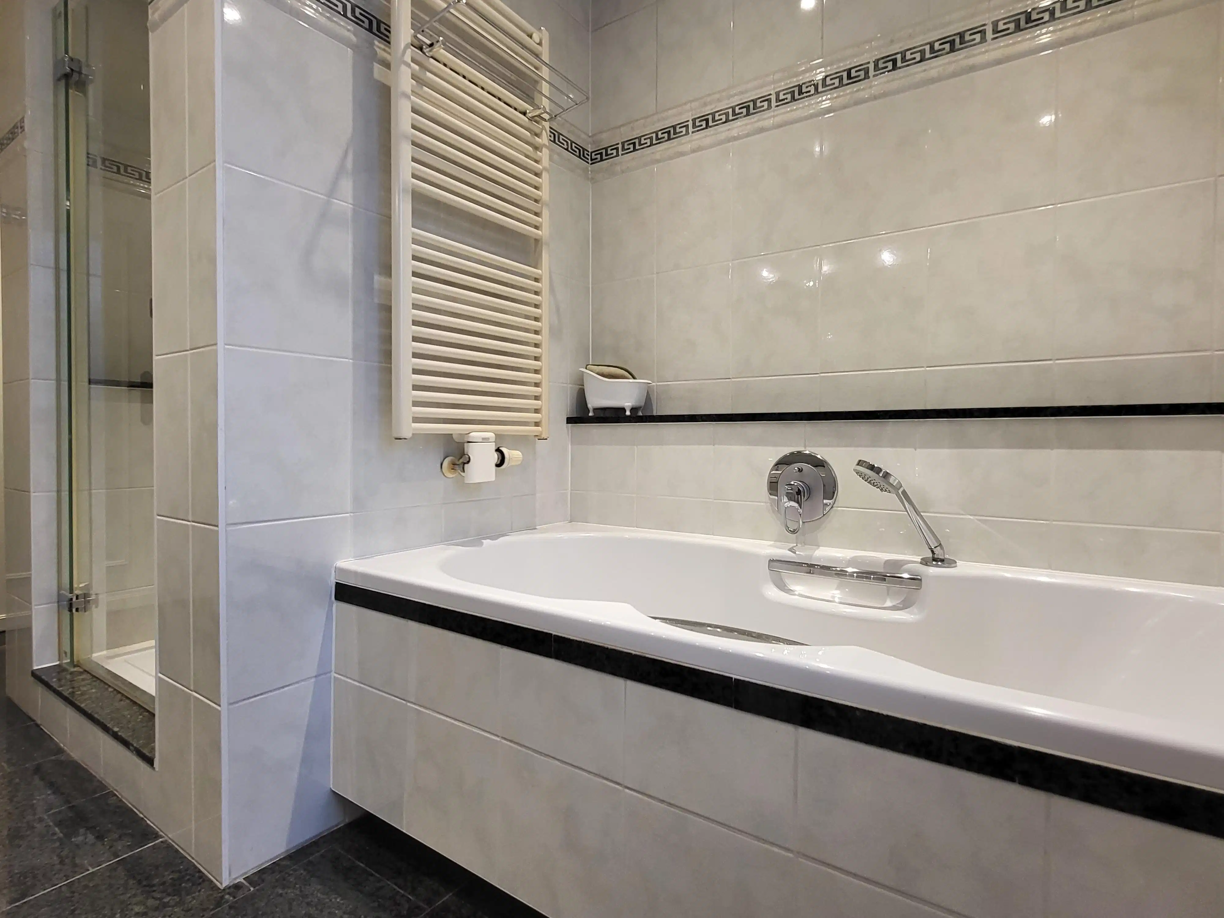 Uniek landhuis op een terrein van 3870m² met aangelegde zuidgerichte tuin en garage!  foto 25