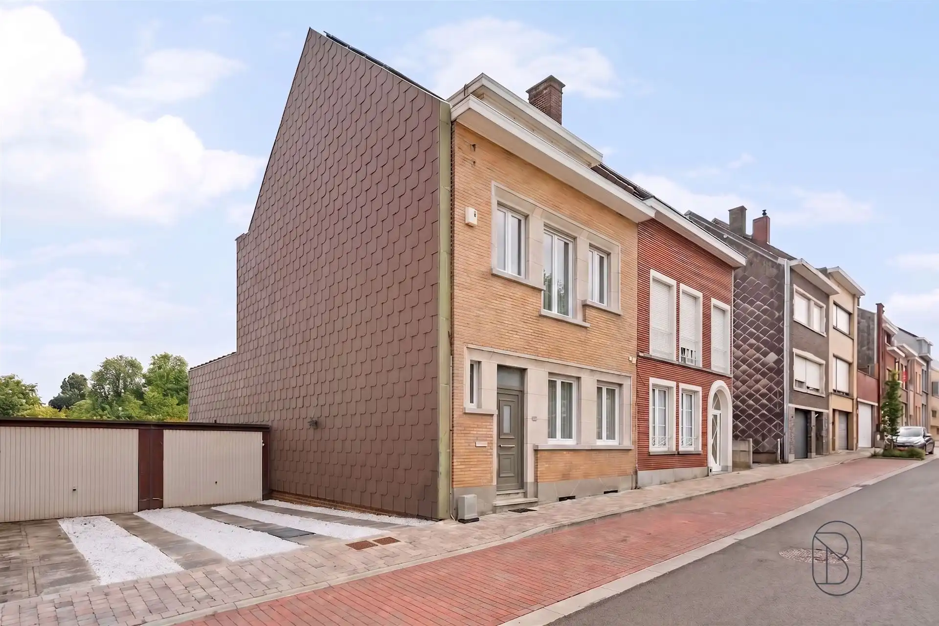 Instapklare 3-slpk woning met 2 garages, tuin en bouwgrond! foto 18