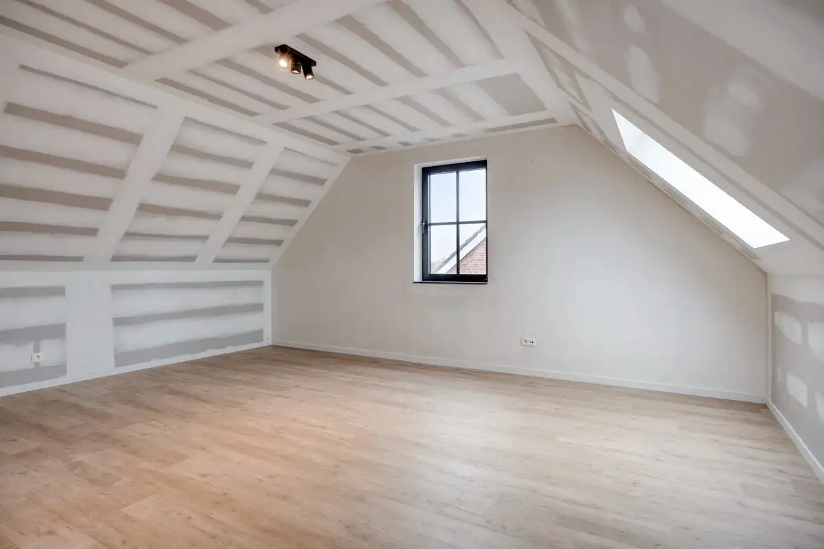 Recente halfopen bebouwing met 3 slaapkamers en carport foto 14
