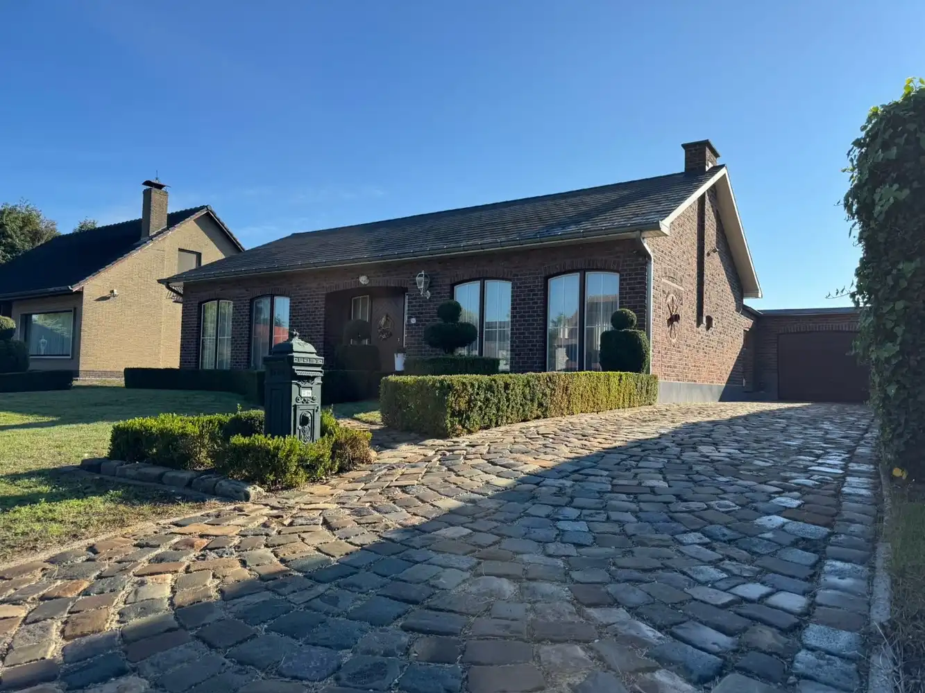 Hoofdfoto van de publicatie: Gelijkvloerse gezinswoning met verzorgde tuin te Zonhoven