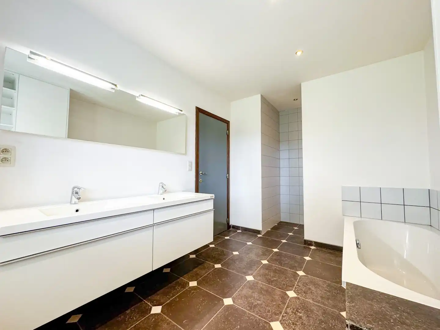 Eigendom met loods, zwembad en multifunctionele bureauruimte op een perceel van ca. 2.700 m² foto 12