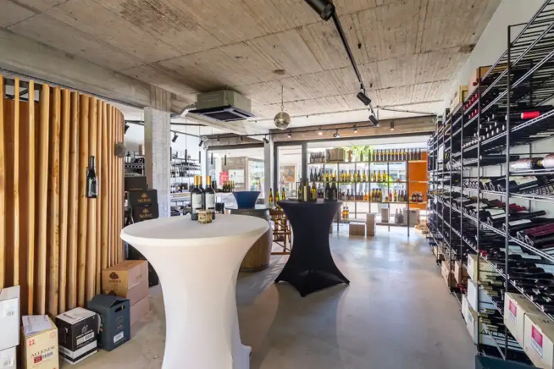 Prachtig handelspand met 2 grote etalages, gratis parking! Toplocatie Patio Donk! foto 6