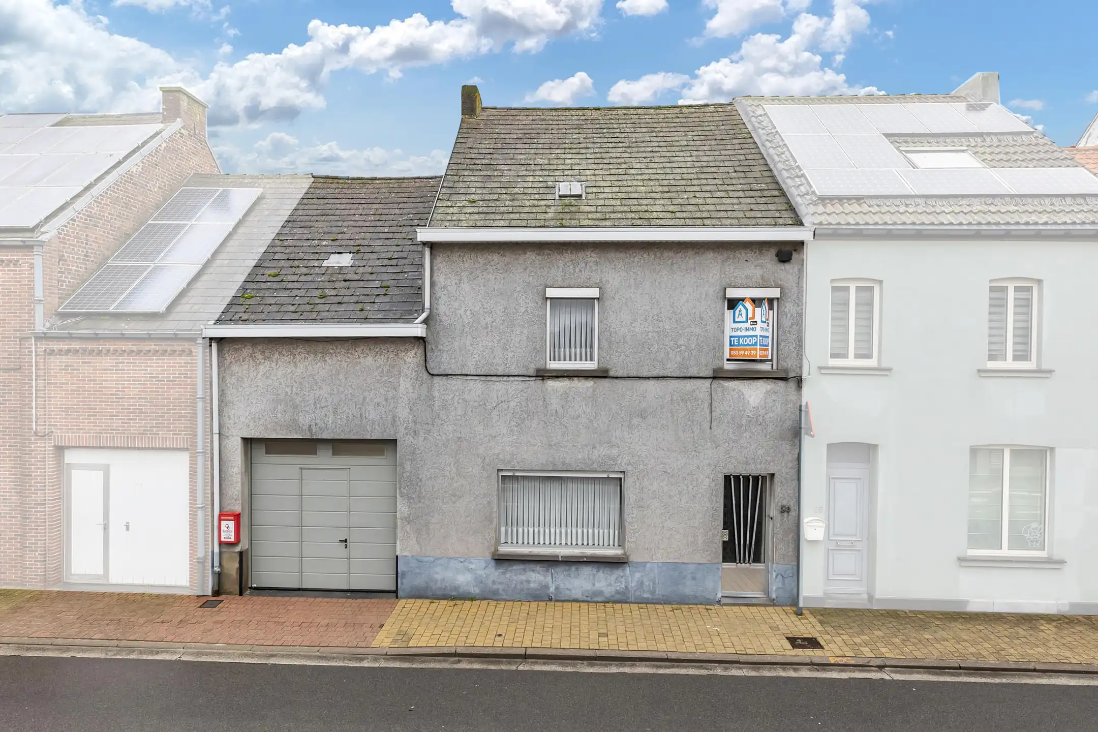 Hoofdfoto van de publicatie: Ruime te renoveren woning met garage en veel potentieel