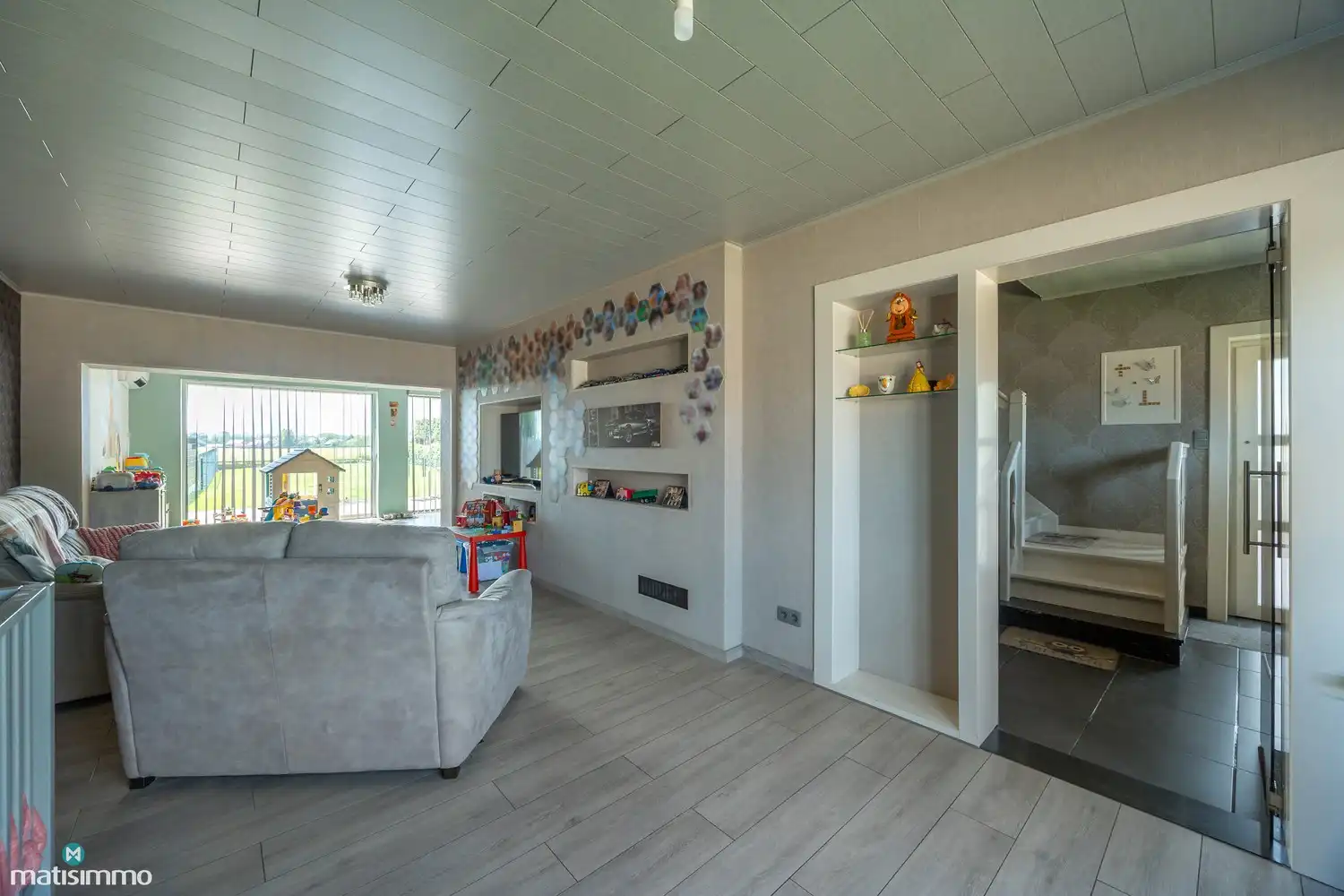 GROTENDEELS GERENOVEERDE EN ENERGIEZUINIGE GEZINSWONING MET ZUIDGERICHTE TUIN VAN 832M² EN GARAGE VAN 73 M² foto 4