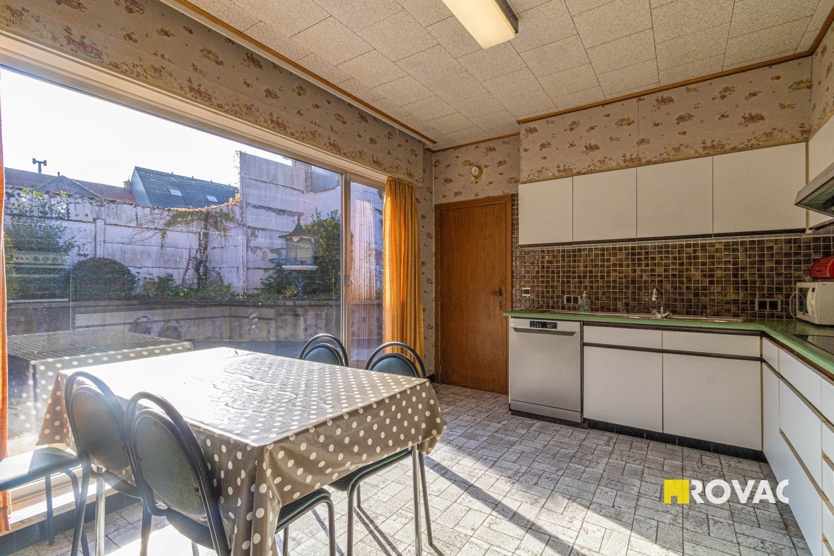 Ruime woning met 4 slaapkamers én veel potentieel nabij centrum foto 5