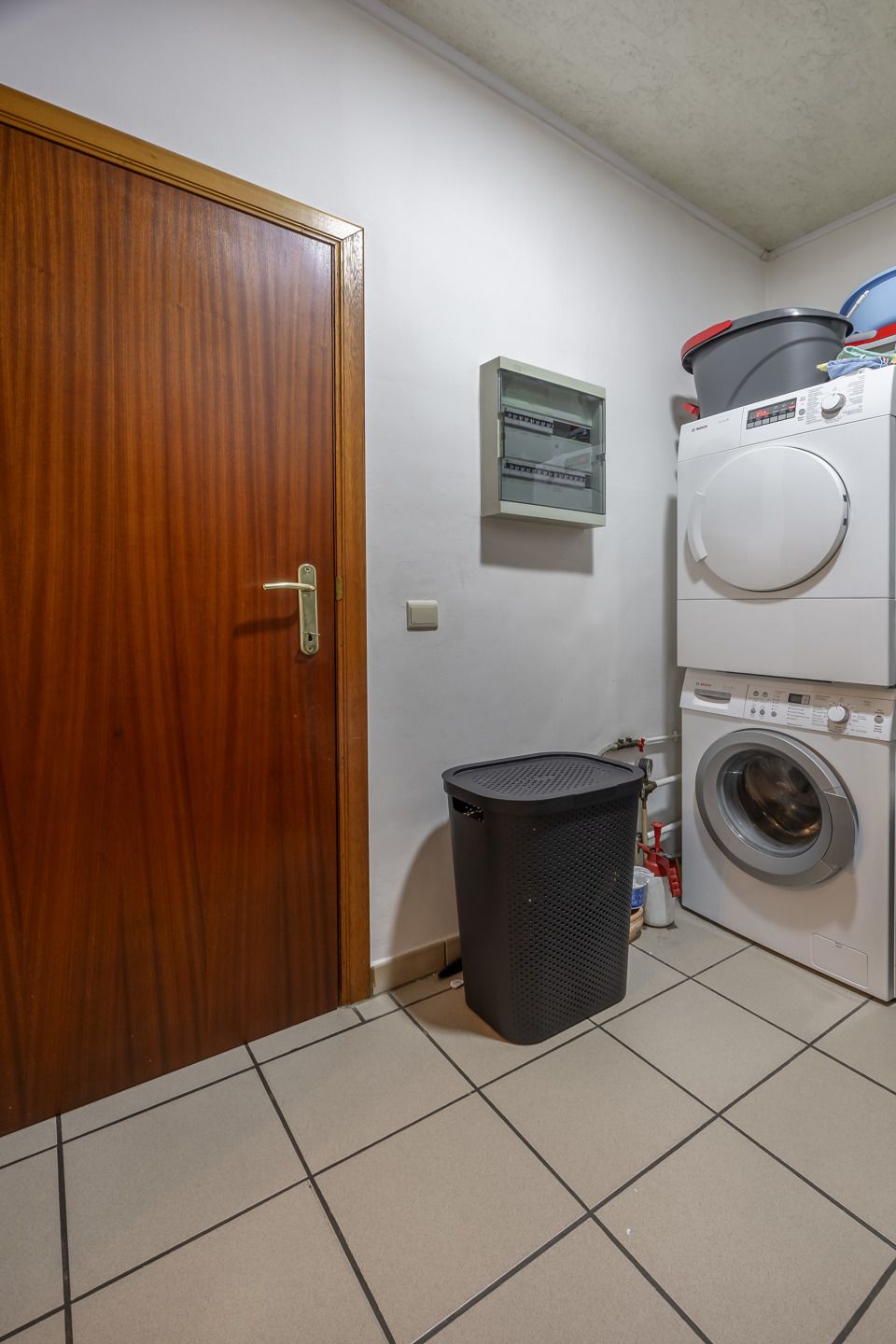 woonhuis opgedeeld in 3 appartementen, 2 grote garages en magazijn met 22 autostaanplaatsen en 3 plaatsen voor fietsen en moto's foto 23