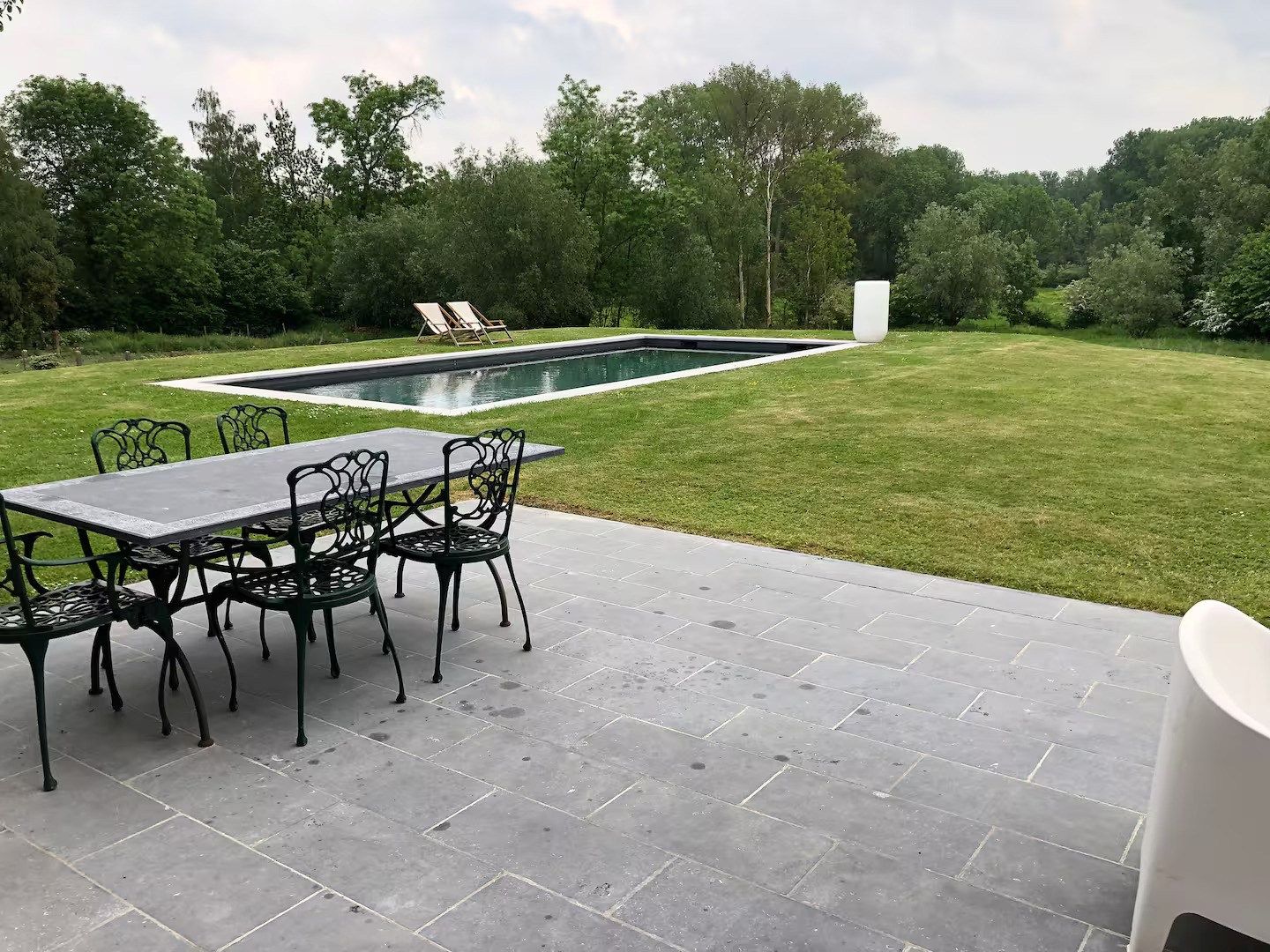 RUIME WONING VAN 390 m² MET GROTE TUIN EN ZWEMBAD foto 3