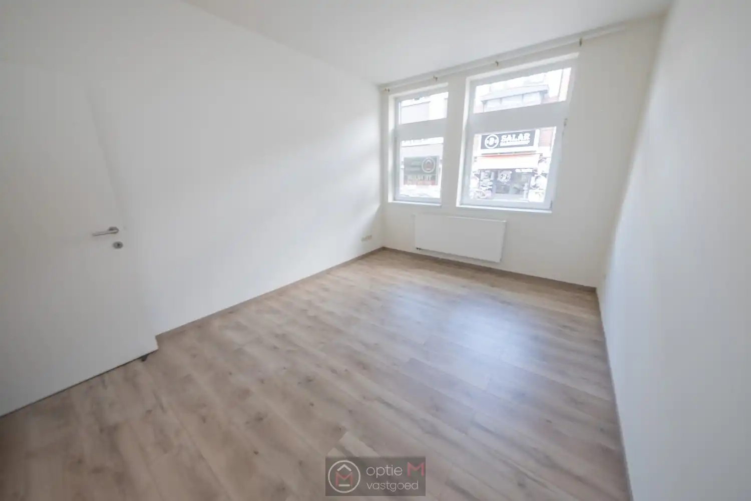 RUIM GELIJKVLOERS APPARTEMENT MET 2 SLPKS EN TUIN MET TERRAS. foto 15