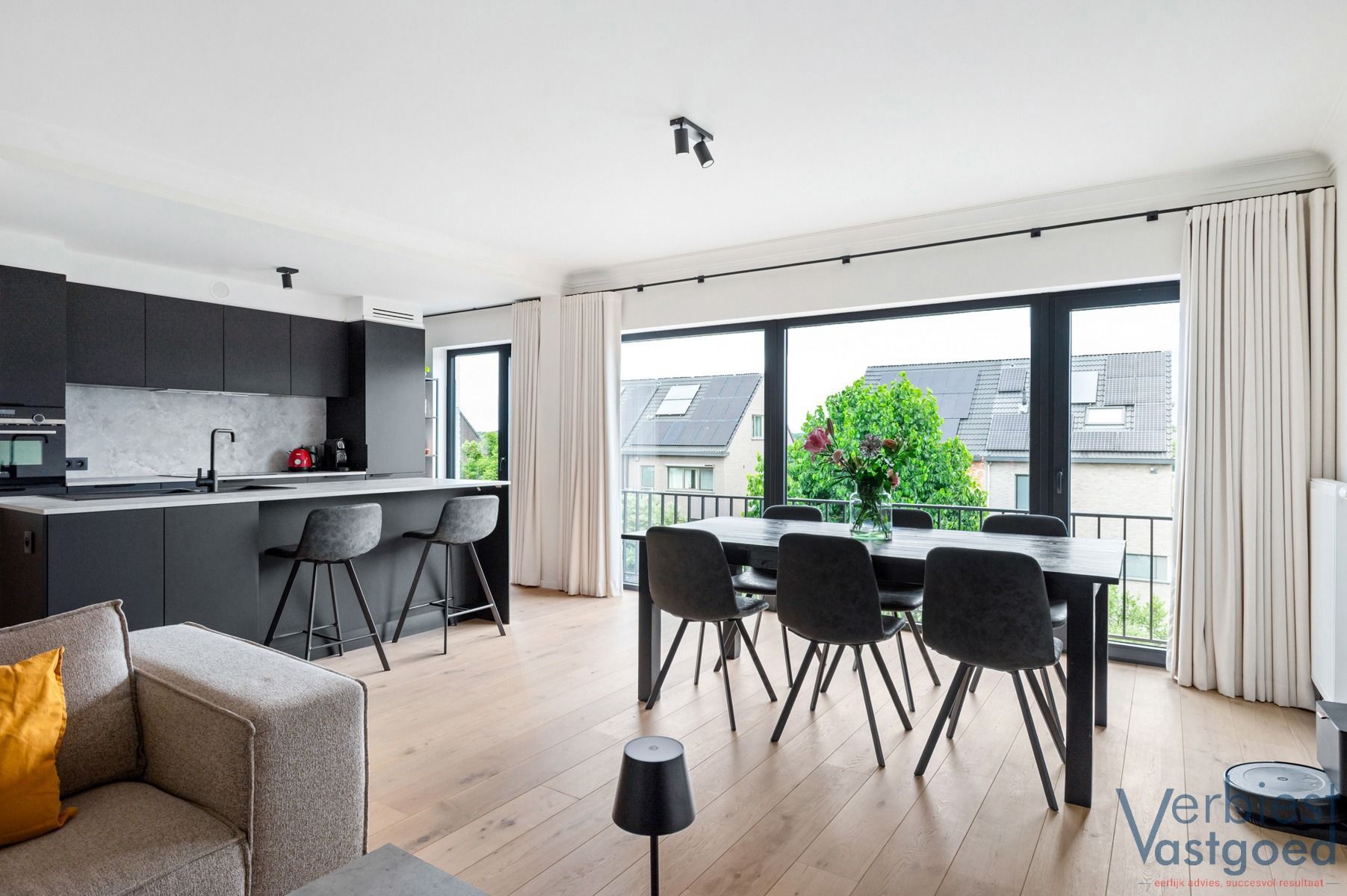 Stijlvol gerenoveerd app. met 2 slk en garage in Stabroek foto {{pictureIndex}}