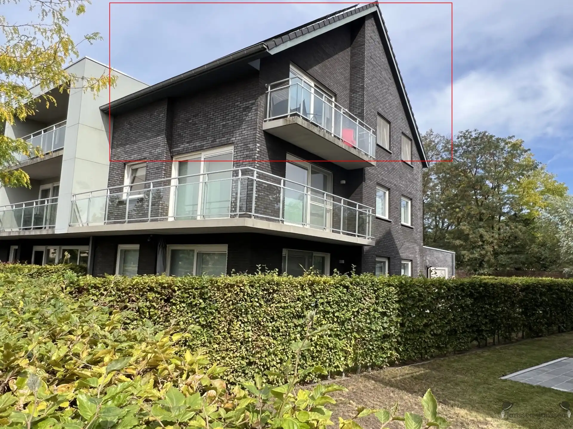 Lichtrijk dakappartement met 2 slaapkamers foto {{pictureIndex}}