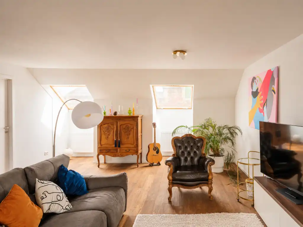 Stijlvol duplex appartement met 2 slaapkamers en terras, centraal gelegen in het bruisende centrum nabij alle belangrijkste straten en pleinen van Gent. foto 2