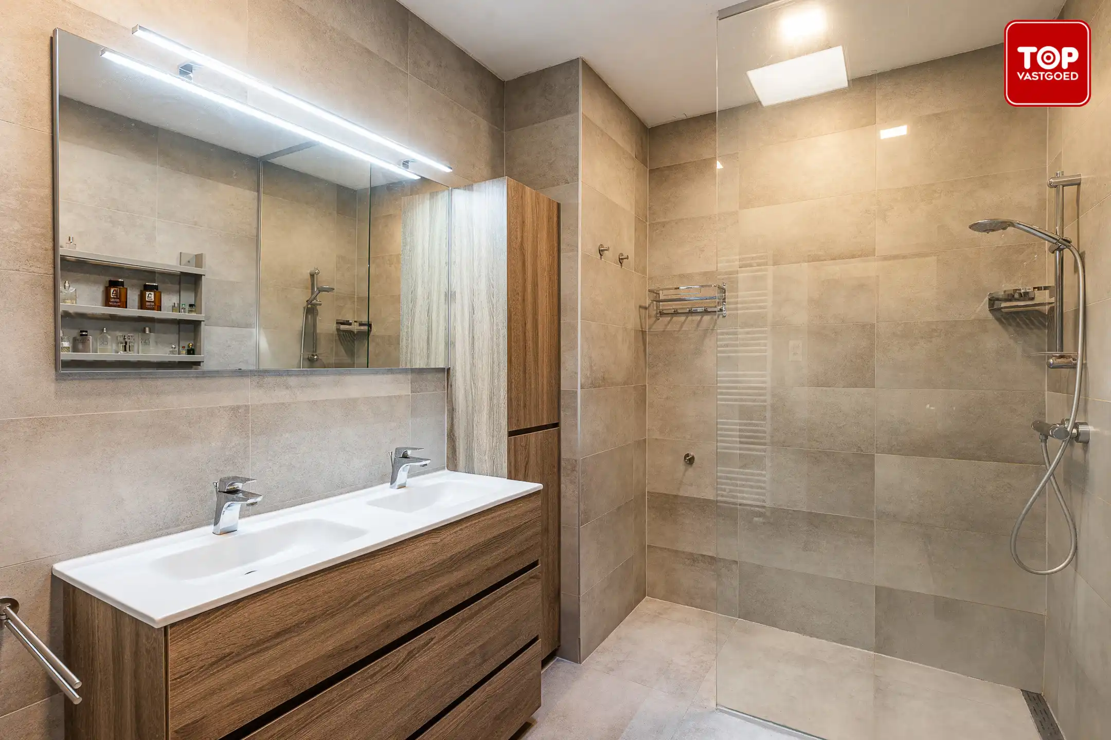 Half open woning met gelijkvloers karakter.  foto 24