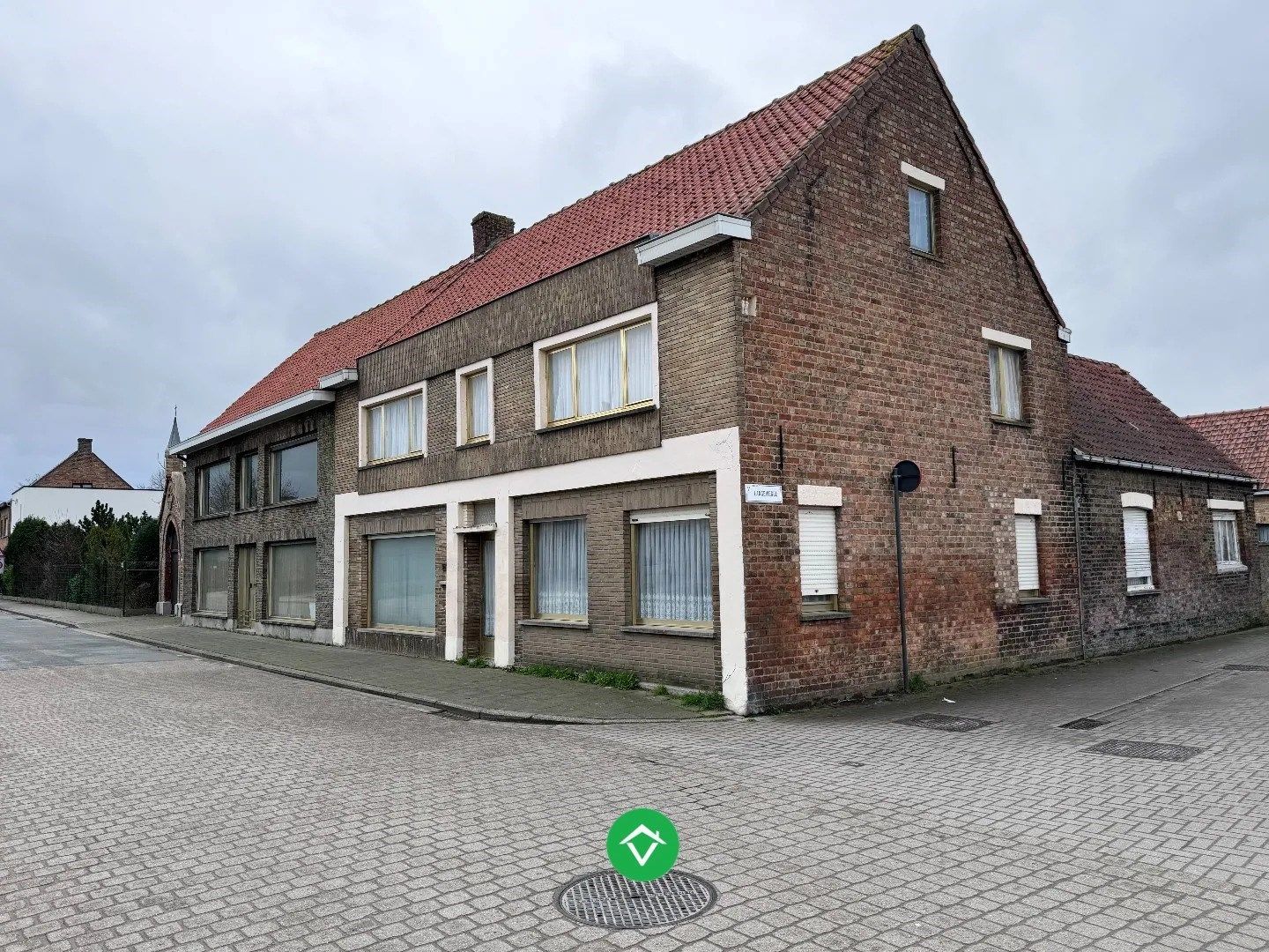 Te renoveren woning met 5  slaapkamers en bijhorend stuk bouwgrond te Koekelare  foto 4