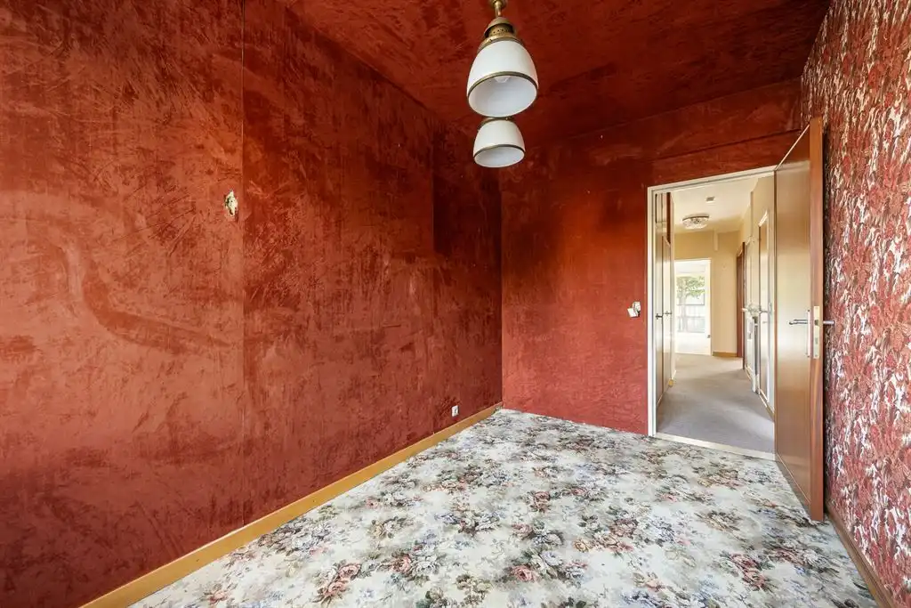 te renoveren appartement met twee slaapkamers foto 9
