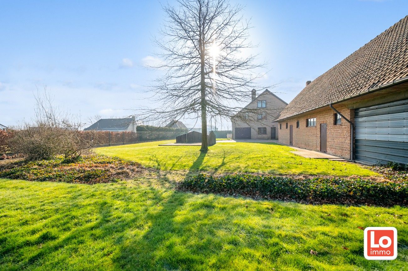 VERKOCHT!! Heel ruime degelijke open woning met praktijkruimte, inpandige garage en ruime gerenoveerde schuur met heel wat potentieel gelegen op een gemakkelijk bereikbare locatie tussen Oostakker en Lochristi! foto 3