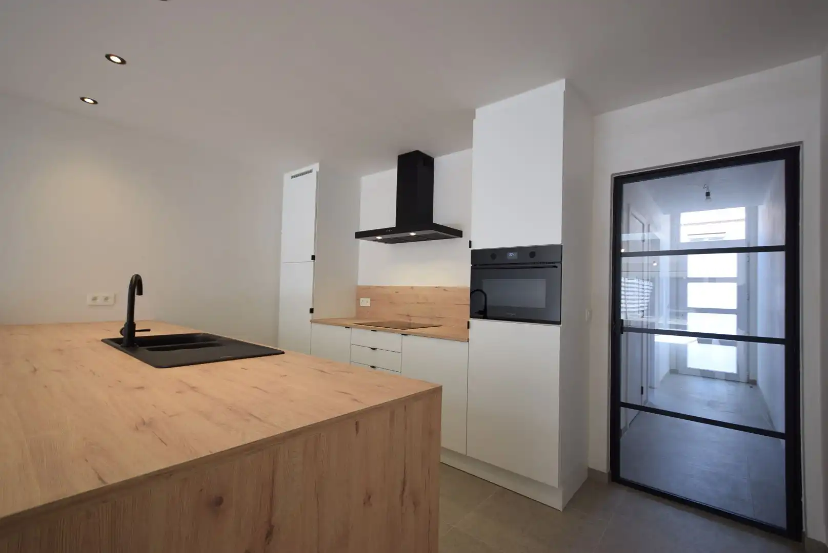 STIJLVOL VOLLEDIG GERENOVEERDE WONING MET STADSTUIN NABIJ HET CENTRUM VAN ROESELARE foto 6