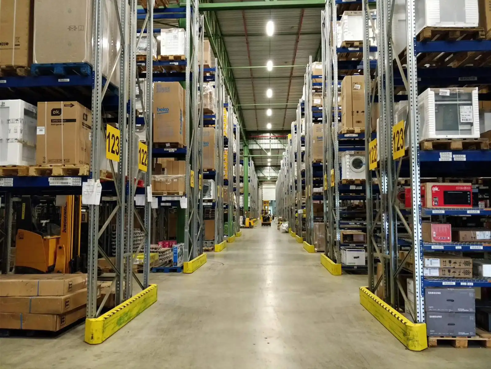 Industrieel gebouw op toplocatie in Puurs te huur foto 8