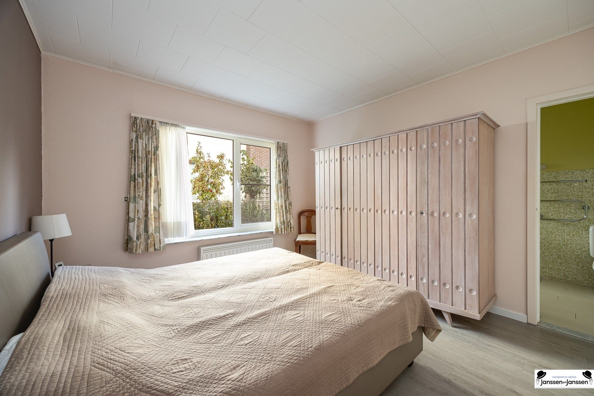 Verrassend ruime villa met ZW-gerichte tuin!  foto 13