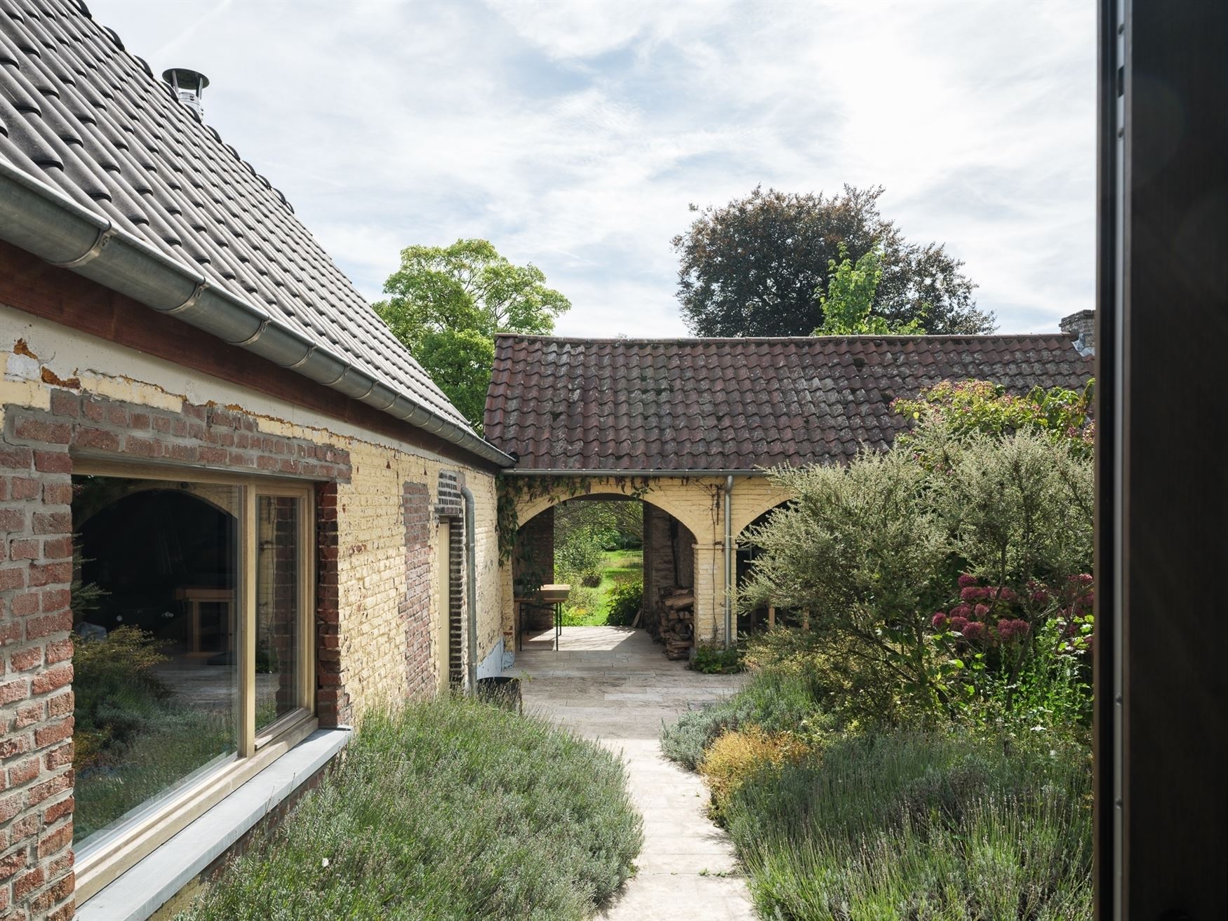 Unieke karaktervolle woning met moderne afwerking in Bottelare. foto 10