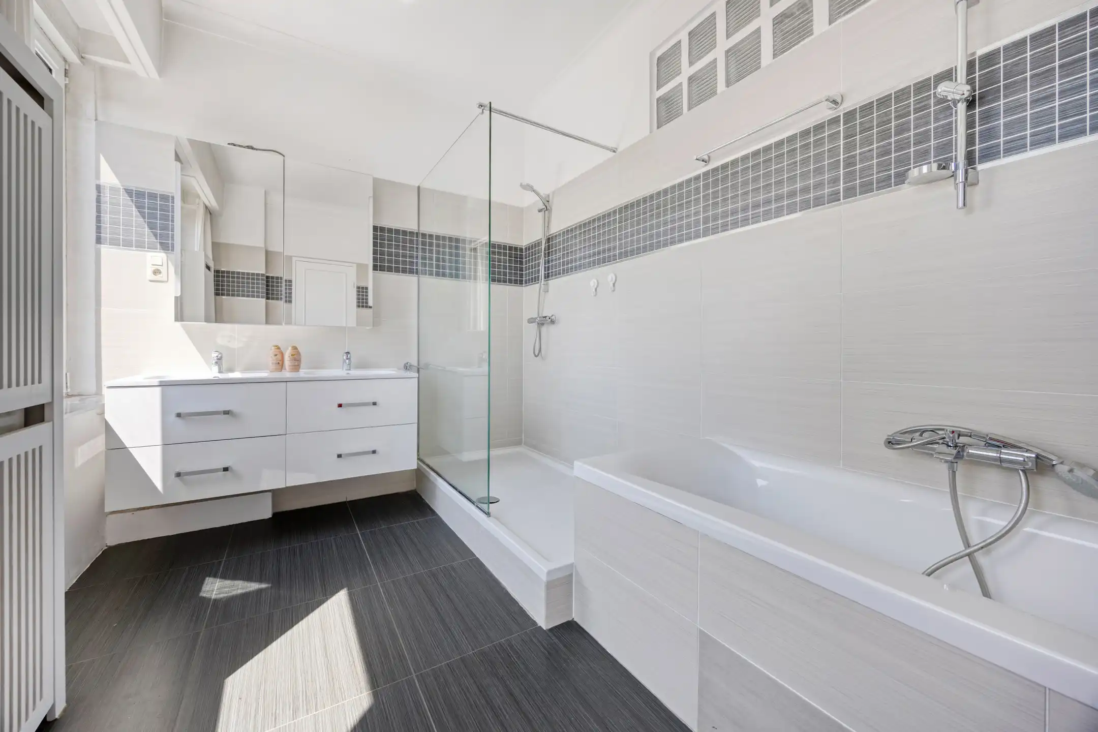 Art-decoappartement met garagebox foto 19