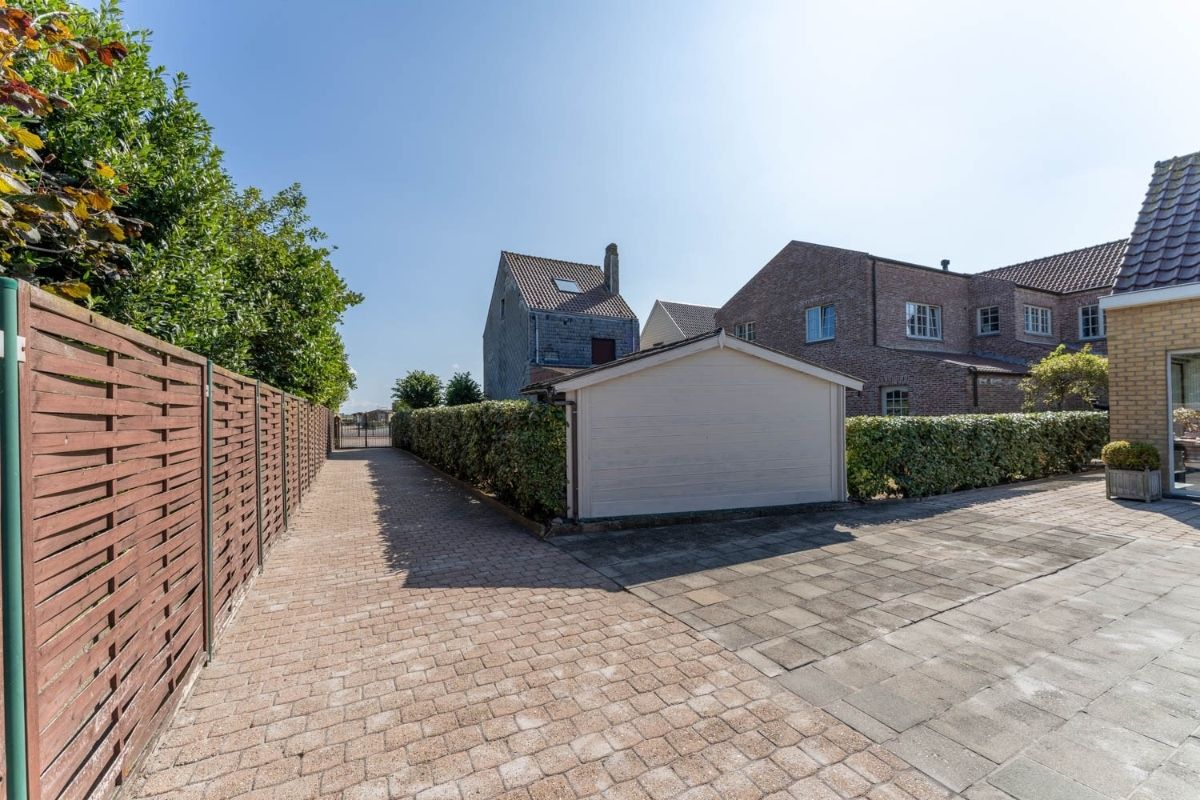 Te renoveren/slopen woning met bijgebouw, dubbele garage en zonnige tuin foto 5