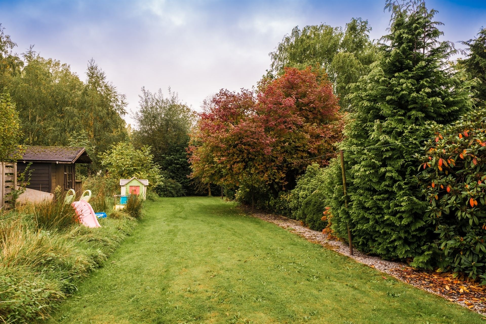 Te renoveren gezinswoning met veel opslagruimte! foto 4