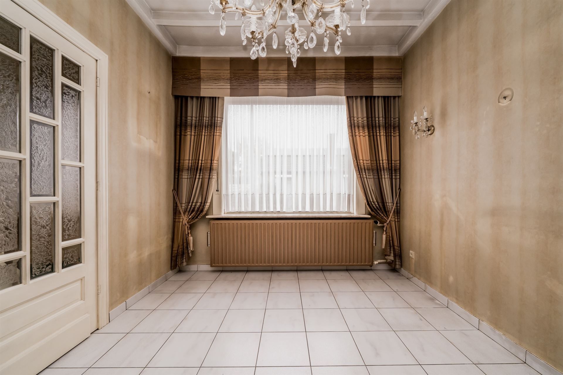 Te renoveren gezinswoning met veel opslagruimte! foto 4