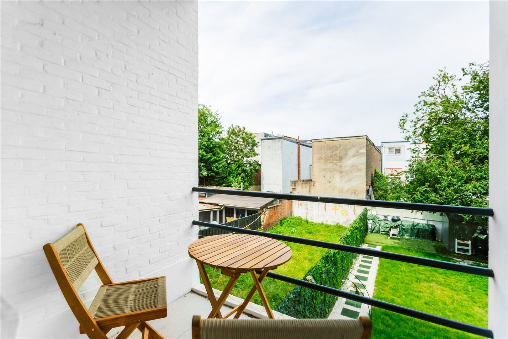 Gerenoveerd twee slaapkamer appartement met terras foto 6