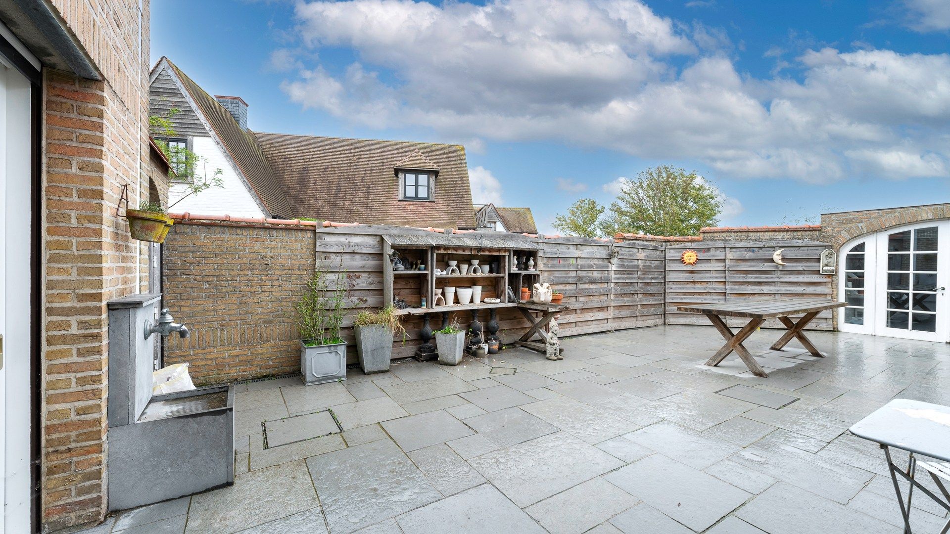 Woning met een leuke binnentuin en garage te Knokke foto 8