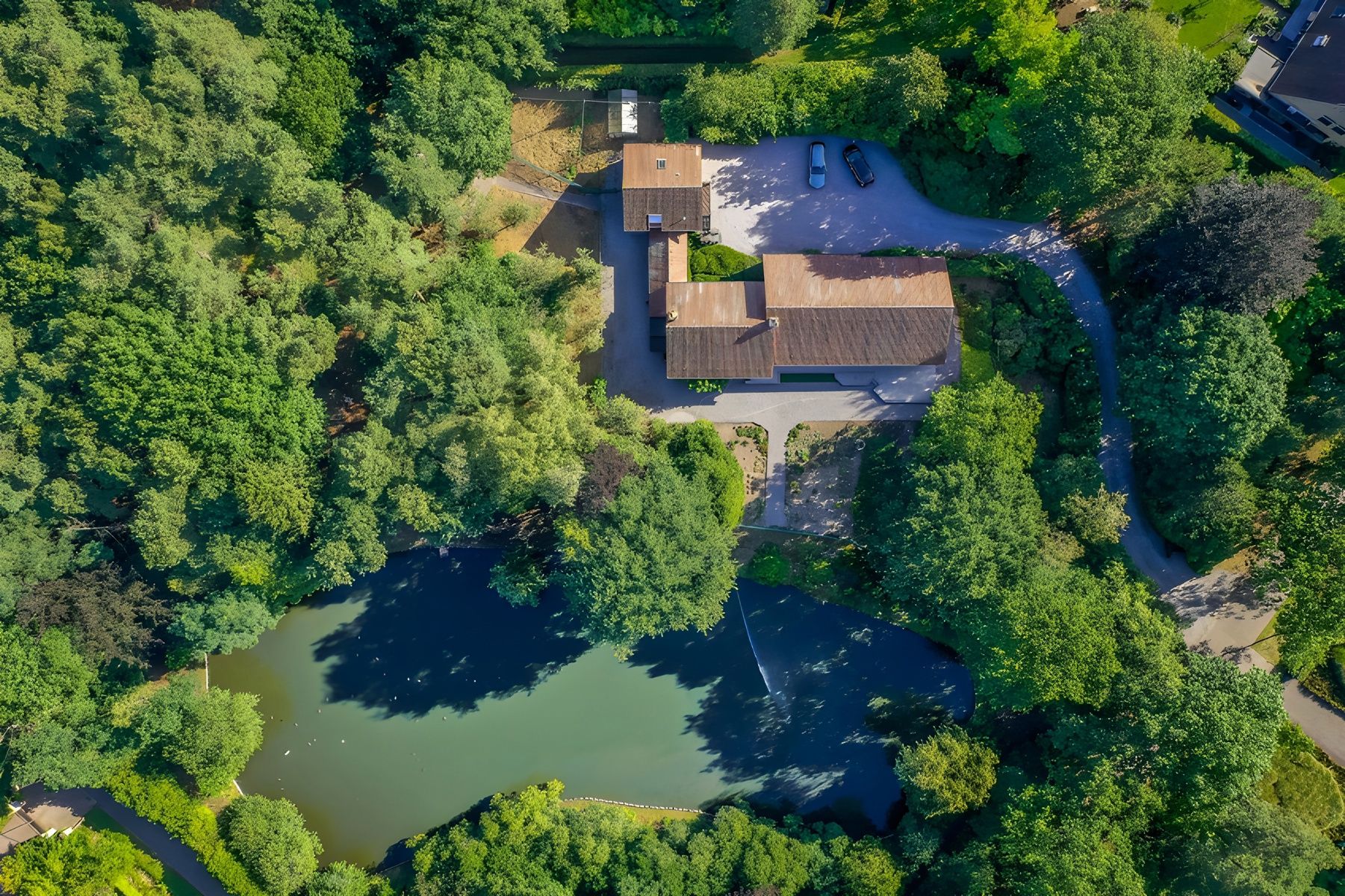 Villa in een oase van groen met zicht op waterpartij foto 17