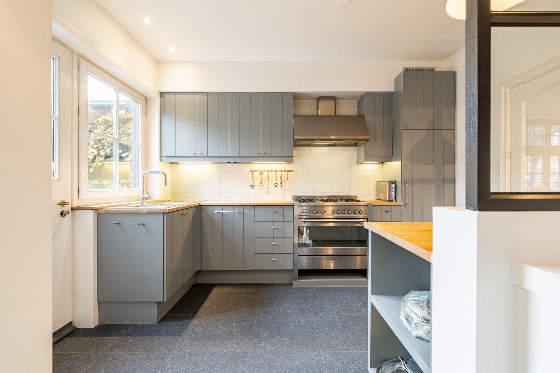 Instapklare , gemeubelde woning gelegen in Oud-Knokke vlakbij de groentenmarkt foto 4