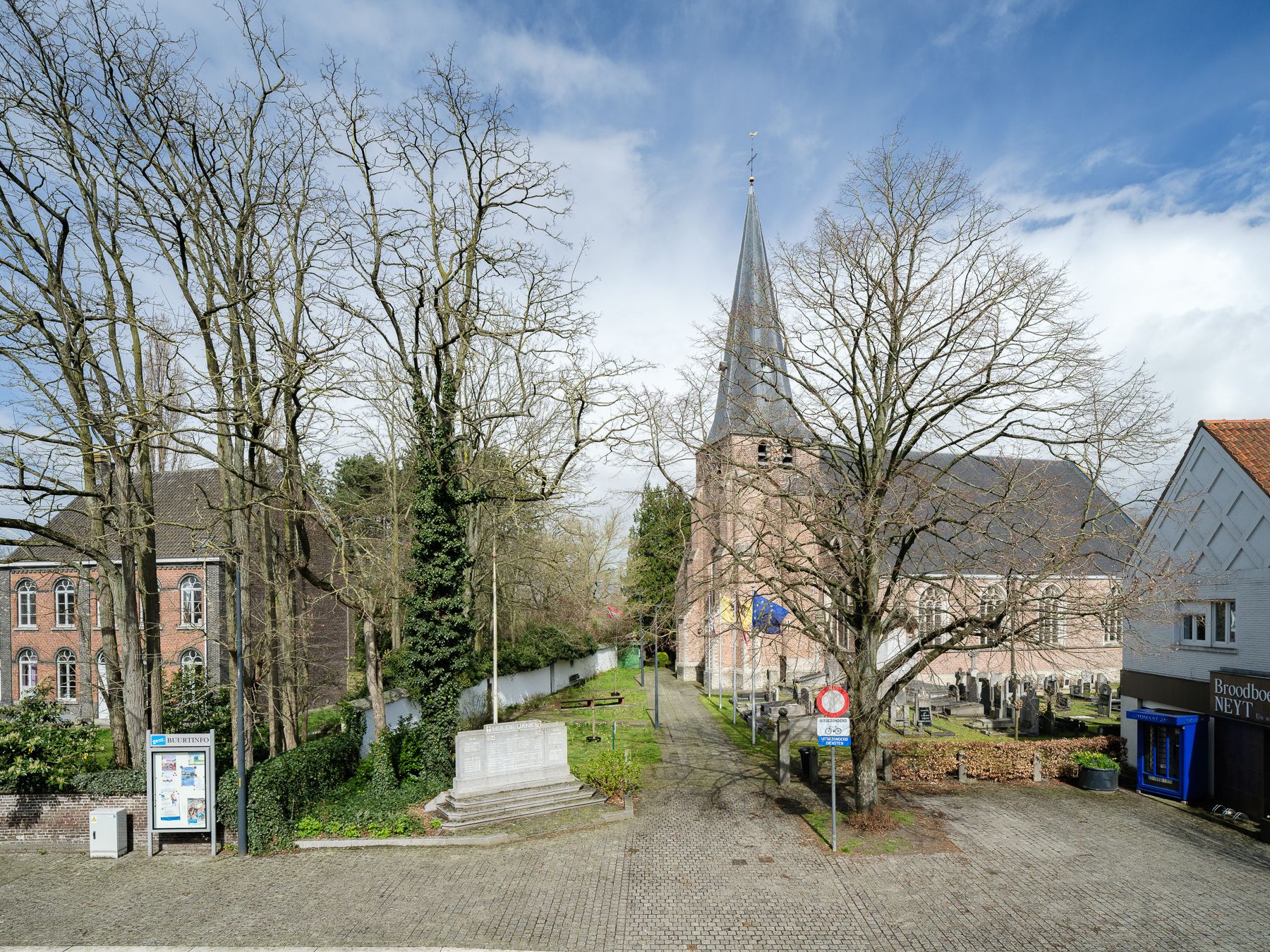 Handelshuis met mogelijkheden gelegen in dorpskern foto 4