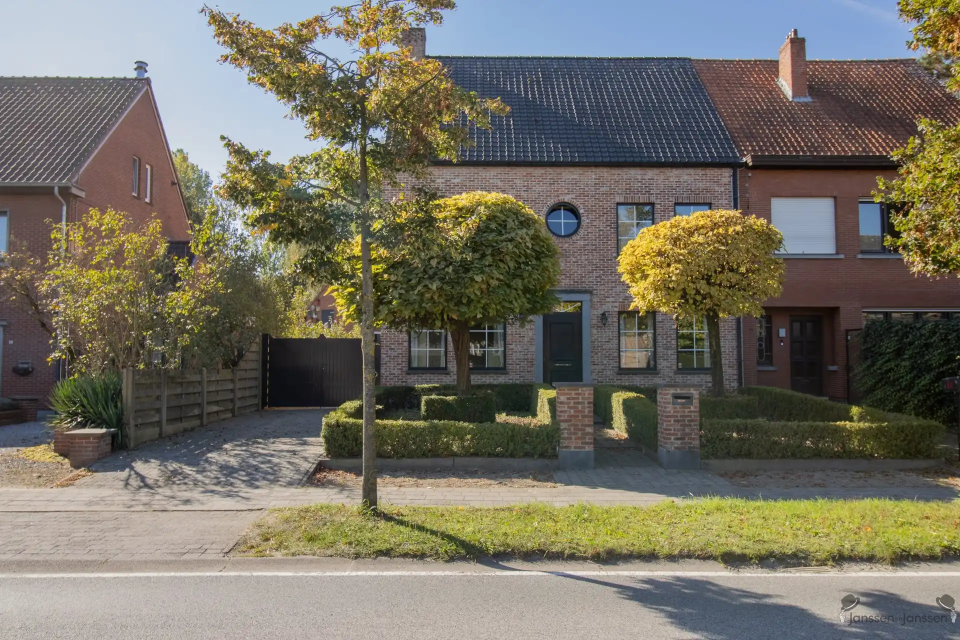 Centraal gelegen recente HOB met min. 5 slaapkamers op 819 m² foto {{pictureIndex}}