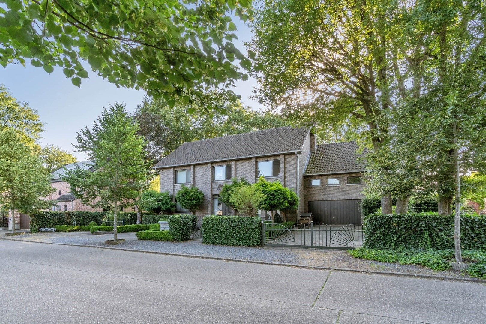 Bijzonder ruime villa met 5 slaapkamers en praktijkruimte, omgeven door een prachtige tuin, vlakbij het centrum  foto 1