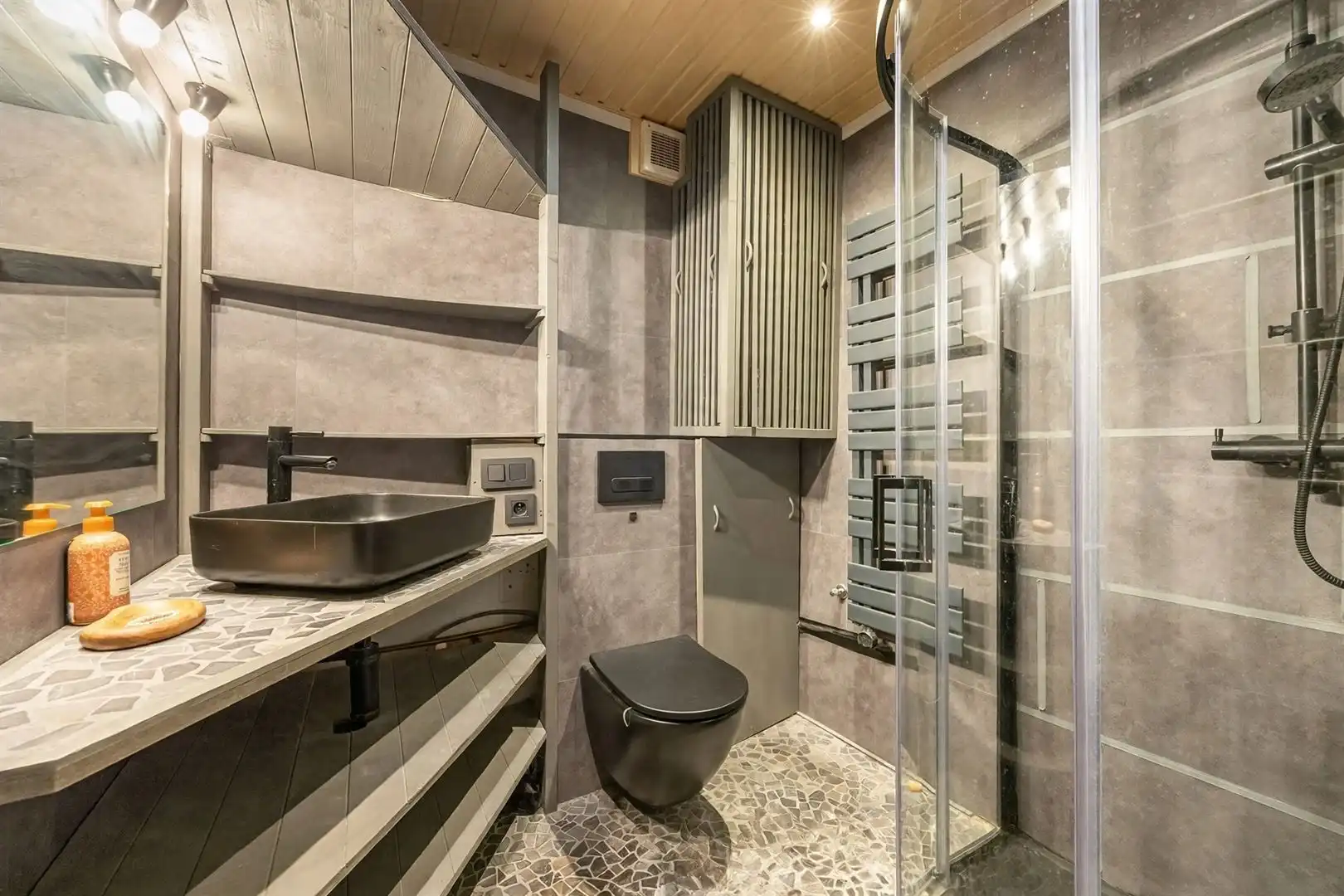 Hedendaags 2-slaapkamerappartement met tuin, garage en praktijkruimte  foto 12