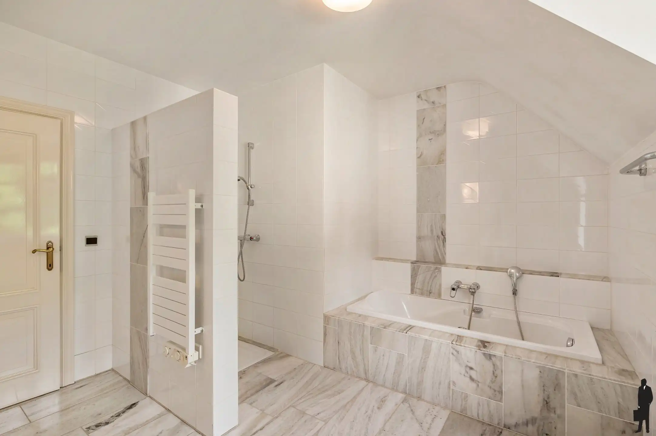 Op absolute toplocatie gelegen villa! foto 26