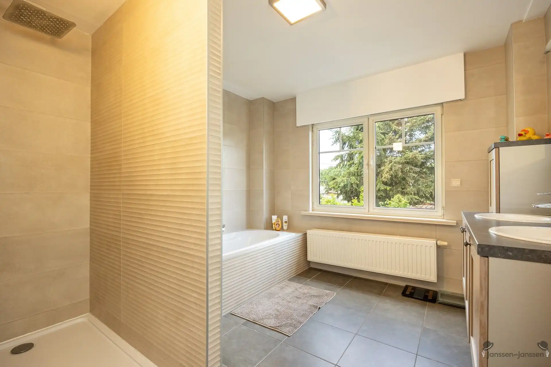 Ruime HOB met 5 slaapkamers en tuin foto 16