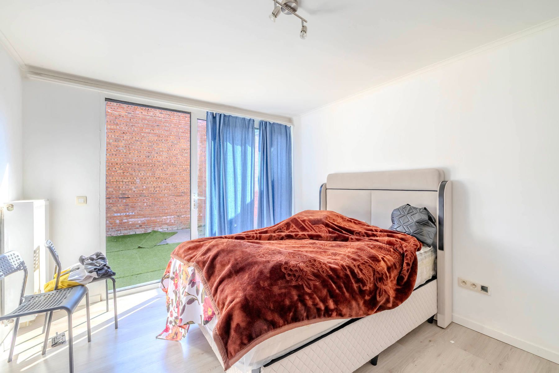 Handelsruimte + verhuurde studio te koop! foto 5