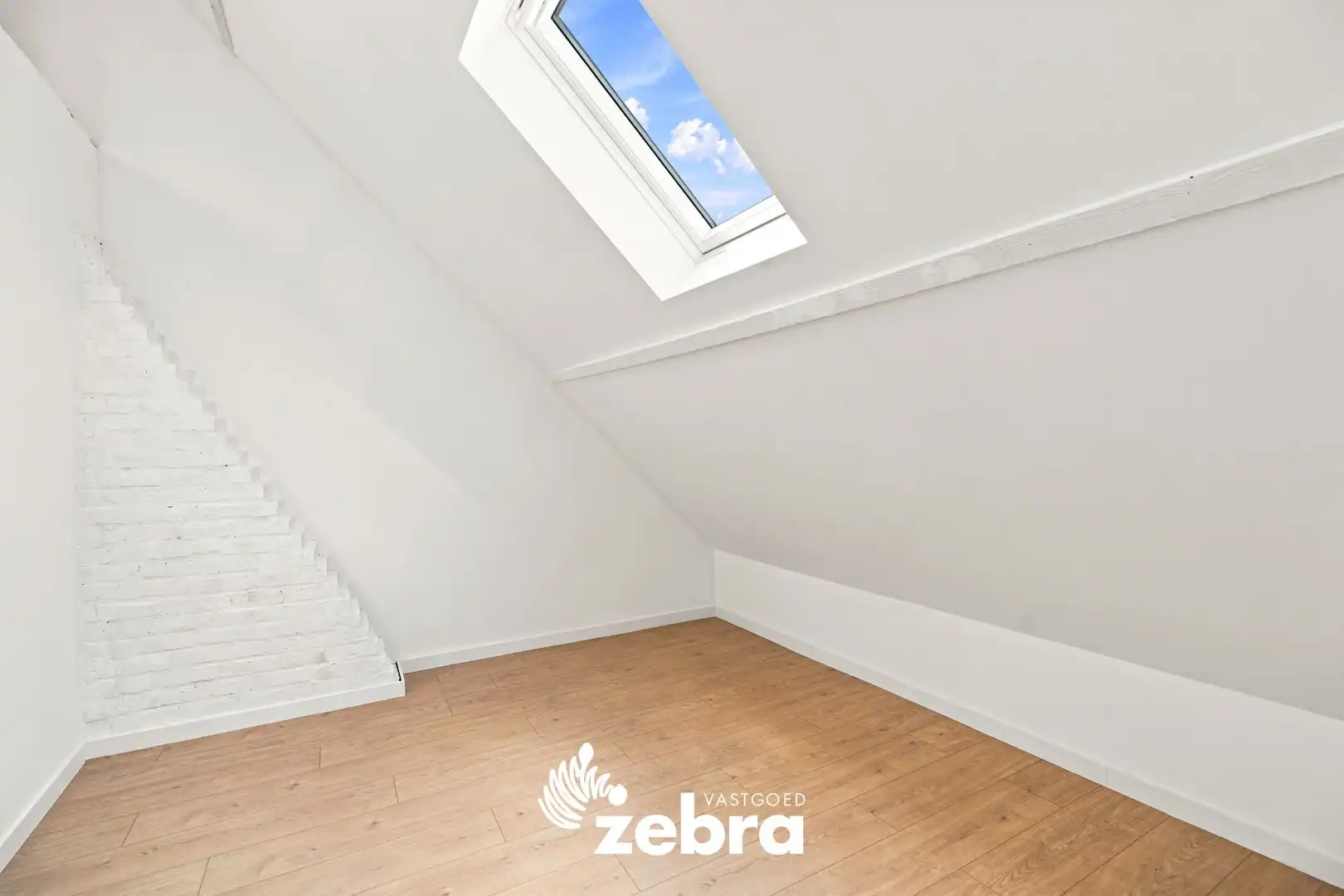 Gerenoveerde woning met uitweg op een rustige ligging in Izegem! foto 17