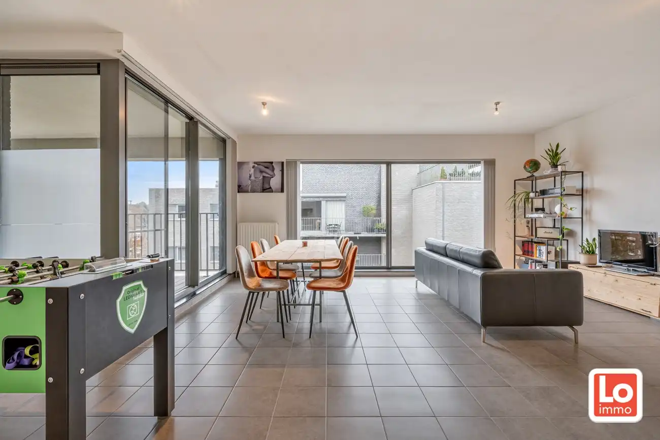 IN OPTIE! Ruim instap klaar appartement met overdekt terras en ondergrondse autostaanplaats op een toplocatie vlakbij het centrum van Lokeren! foto 4