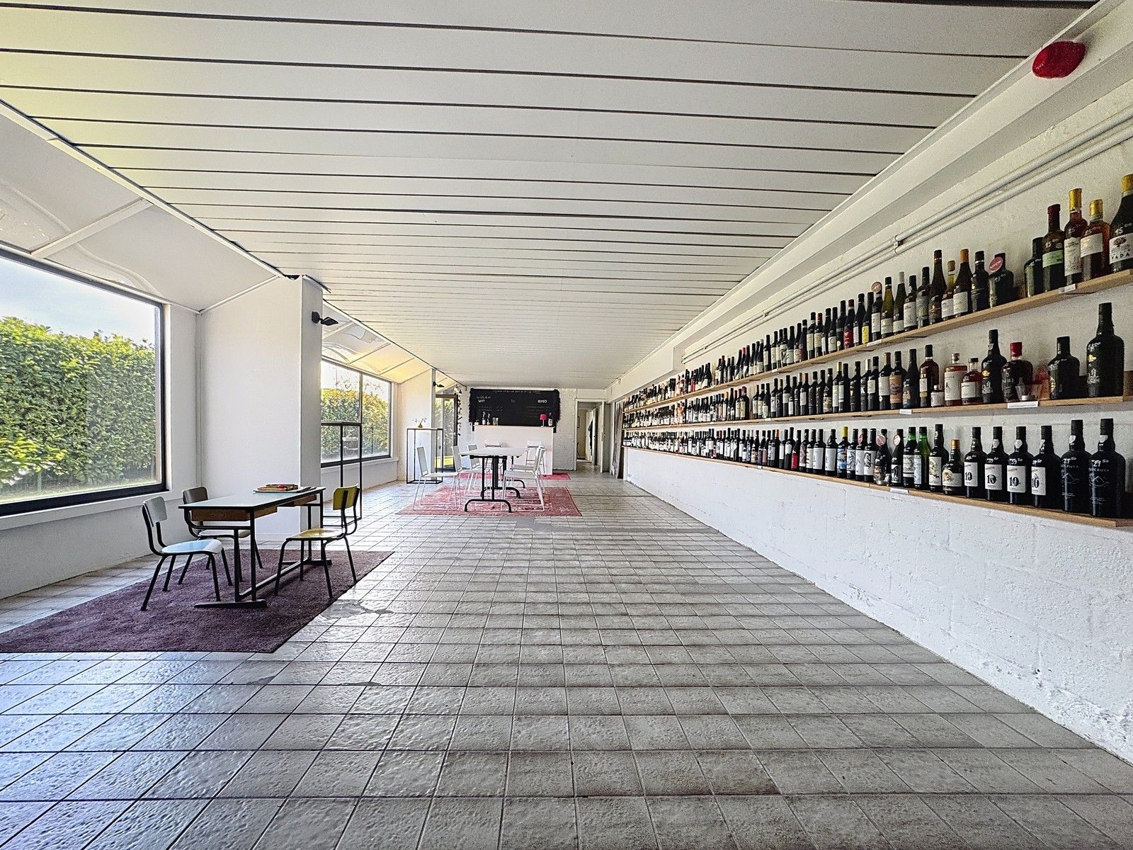 Instapklaar BEDRIJFSPAND, bestaande uit MAGAZIJNEN met geïntegreerde KANTOREN en ruim APPARTEMENT met terras op verdieping! Op industriezone "Waggelwater"! foto 5