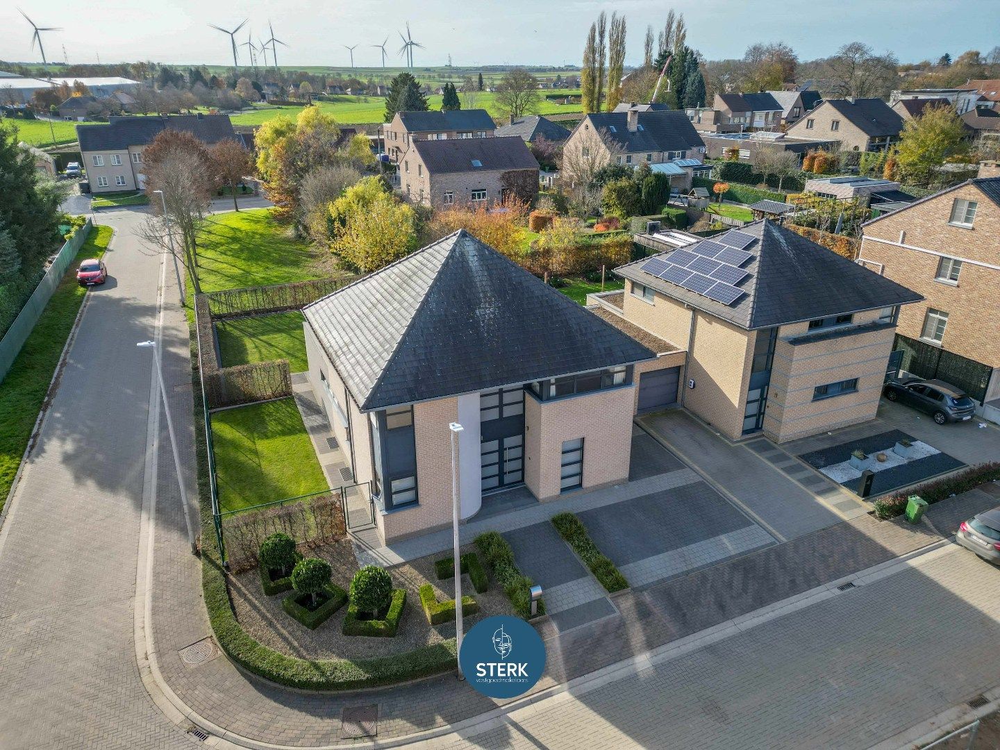 INSTAPKLARE GEZINSWONING MET EEN BEWOONBARE OPP. VAN 390 M² TE ZUSSEN !  foto {{pictureIndex}}
